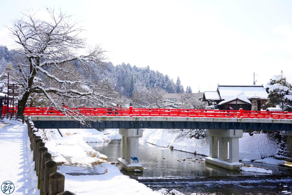 Pont de Takayama sous la neige - séjour dans les alpes japonaises - Le Chameau Bleu Blog Voyage Takayama Japon
