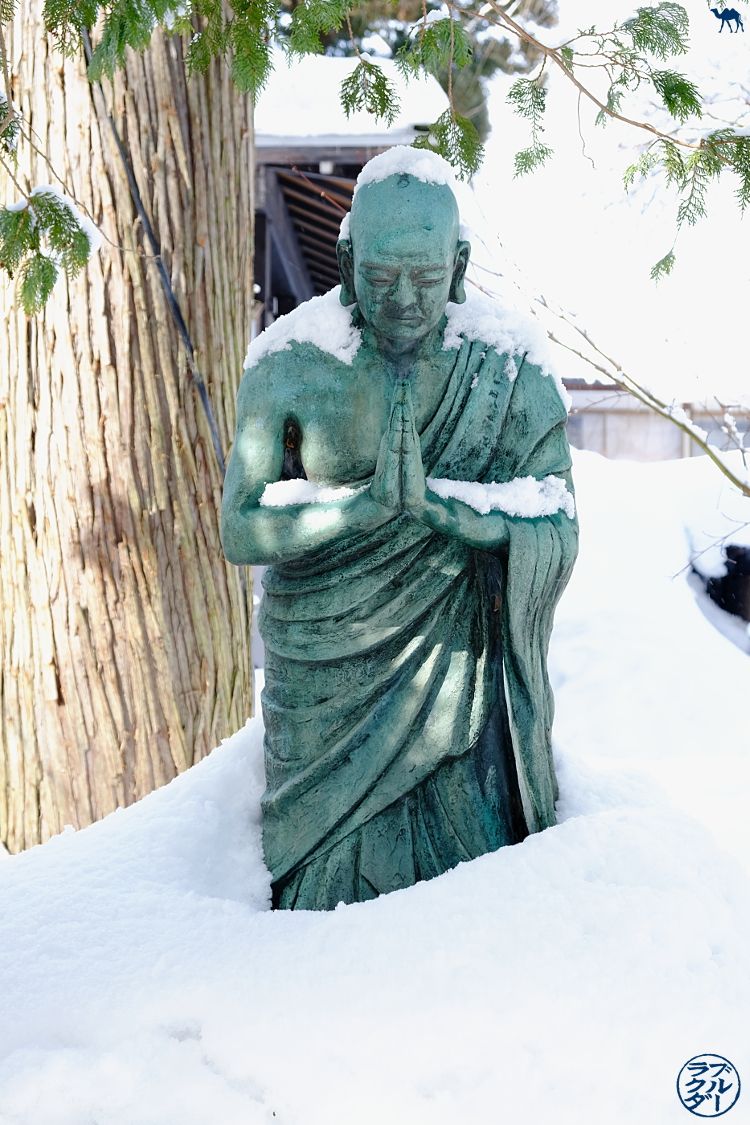 Le Chameau Bleu- Voyage au Japon dans le Tohoku - Statue de Kakunodate sous la neige