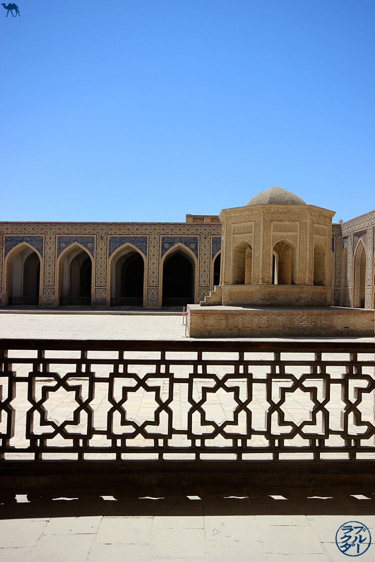 Le Chameau Bleu - Blog Voyage Ouzbékistan - Intérieur de la Mosquée Kalan - Asie Centrale