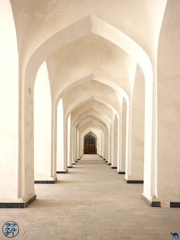 Le Chameau Bleu - Blog Voyage Ouzbékistan - Couloir de la Mosquée Kalan - Asie Centrale
