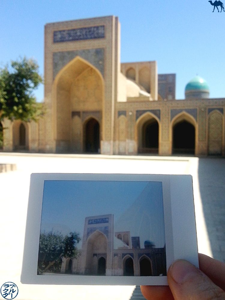 Le Chameau Bleu - Blog Voyage Boukhara Ouzbékistan - Polaroid de la Mosquée de Kalan