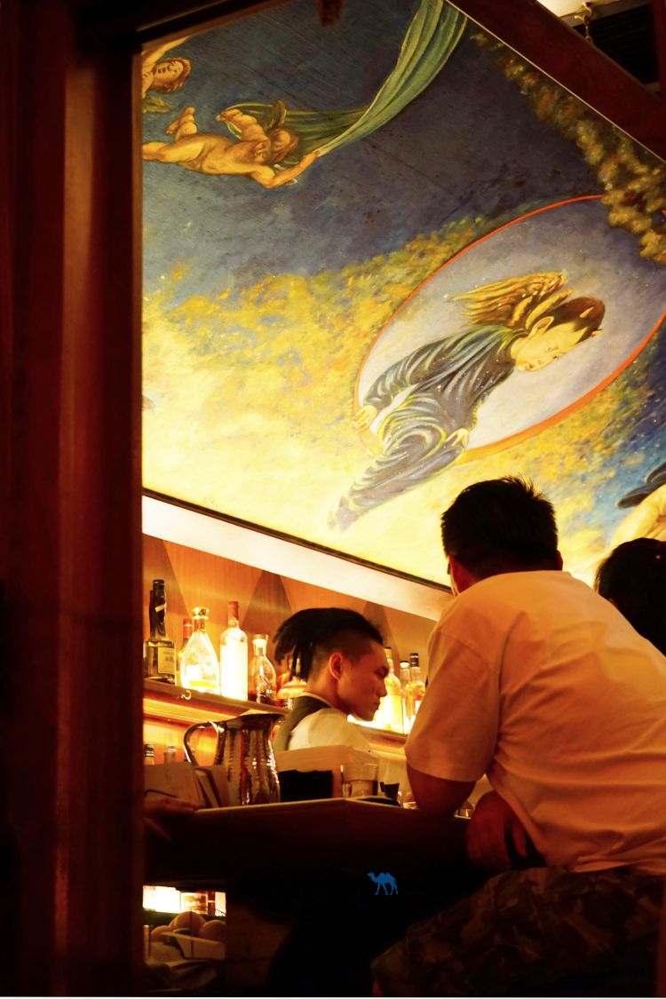 Barman de l'Angel's Share - Le Chameau Bleu Bar New-York