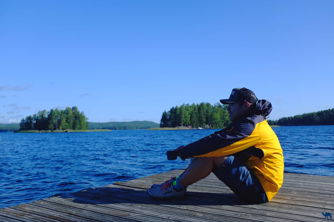Le Chameau Bleu - Blog Voyage et Photo - Finlande à vélo - Contemplation au Lac