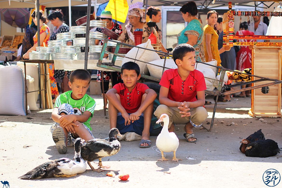 Le Chameau Bleu - Blog Voyage Ouzbékistan - Enfants ouzbeks au marché