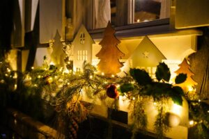 Le Chameau Bleu - Voyage En Alsace Verte - Hunspach - Fenêtre décorée pour Noël - Décorations