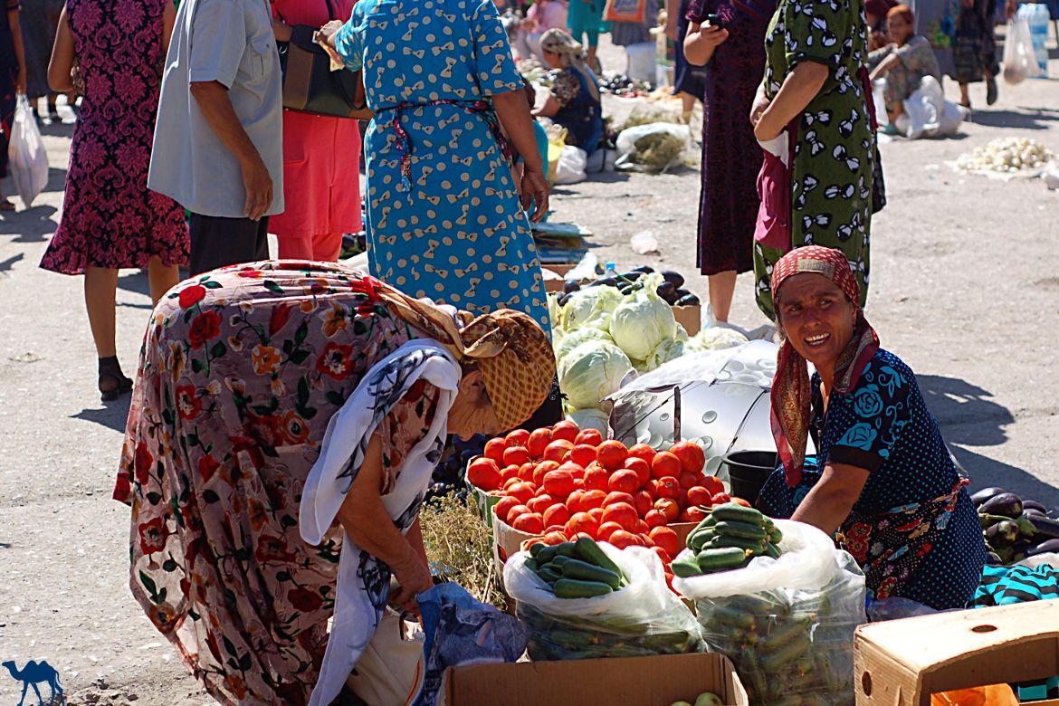 Le Chameau Bleu - Blog Voyage Ouzbékistan Vendeuse de légumes Khiva - Asie Centrale
