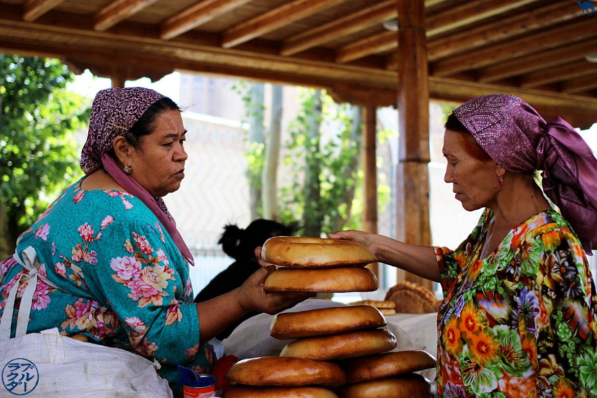 Le Chameau Bleu - Blog Voyage Ouzbékistan - Vente de pain en Ouzbékistan