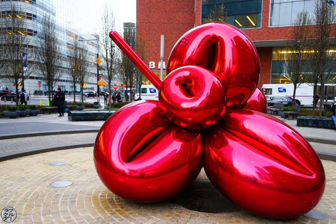 Le Chameau Bleu - Balloon Flower de Jeff KOONS - Sculpture à New York 