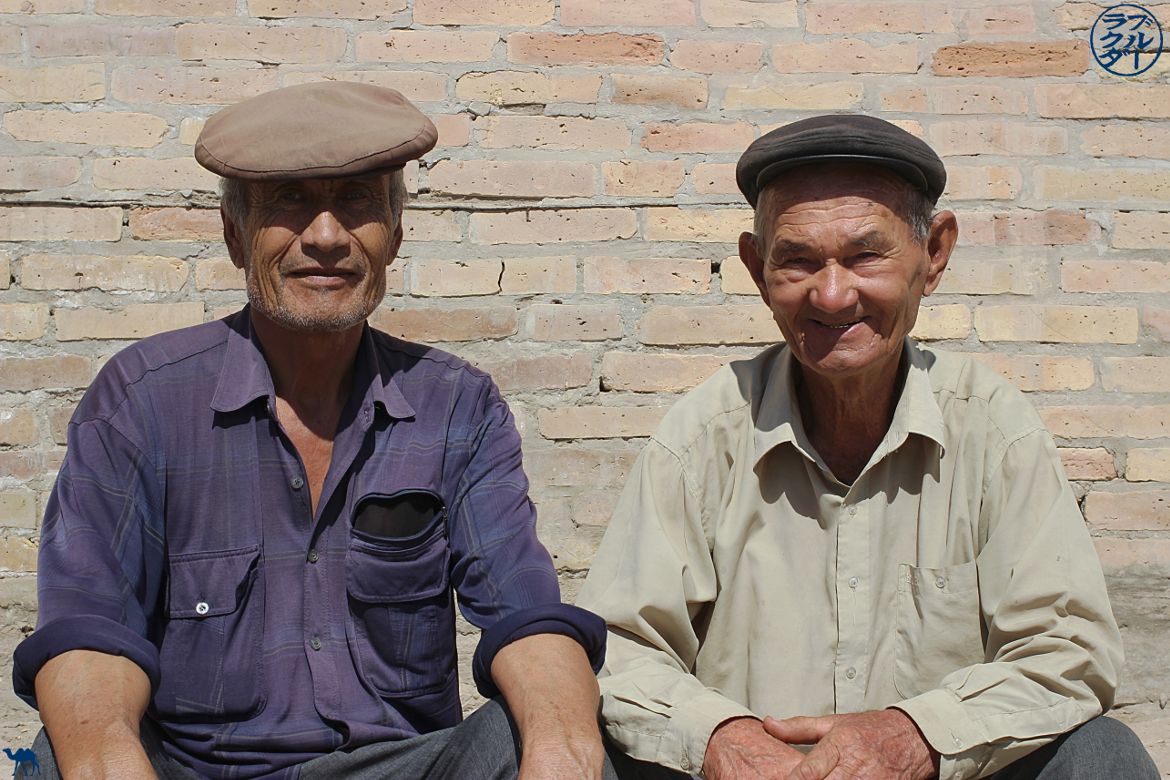 Le Chameau Bleu - Blog Voyage Ouzbékistan - Ouzbek au marché