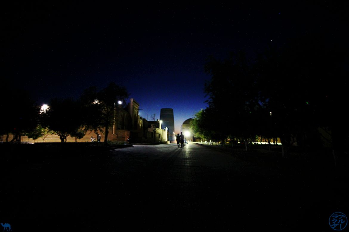 Le Chameau Bleu - Blog Voyage Ouzbékistan - Itchan Kala de nuit - Séjour à Khiva OUzbékistan