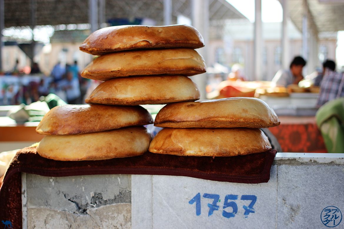 Le Chameau Bleu - Blog Voyage Ouzbékistan - Etal de pains du marché de Samarcande