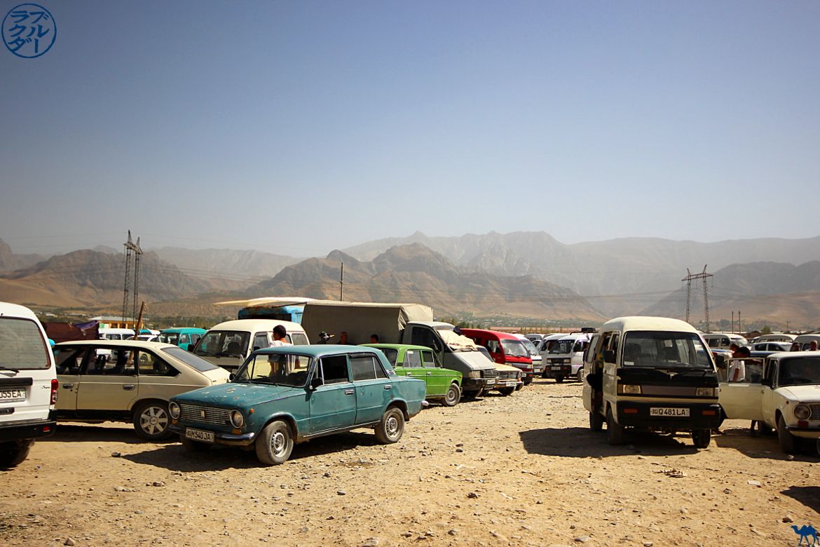 Le Chameau Bleu - Blog Voyage Ouzbékistan - Parking du Marché d'Urgut proche de Samarcande