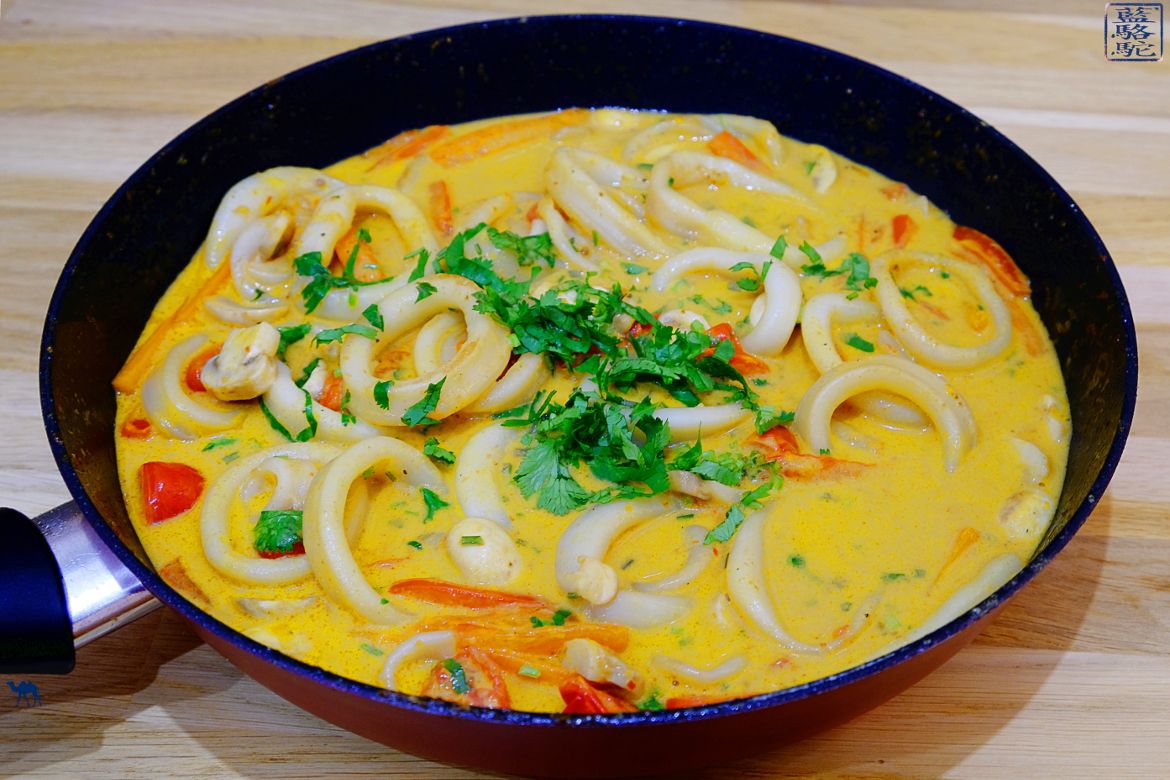 Le Chameau Bleu - Blog Cuisine et Voyage - Recette thaïlandaise de calamar basilic curry coco