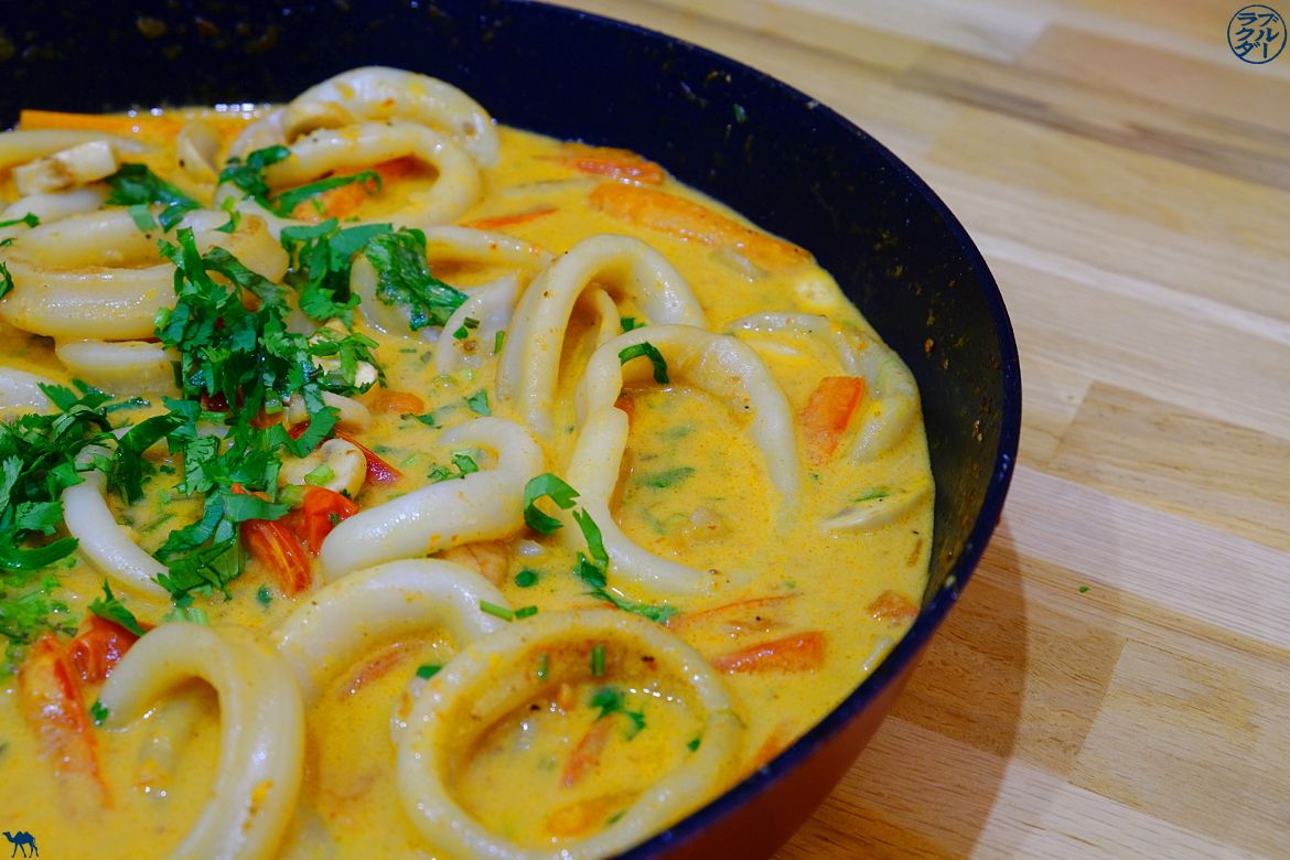 Le Chameau Bleu - Blog Cuisine et Voyage - Recette thaïlandaise des calamars au curry et lait de coco