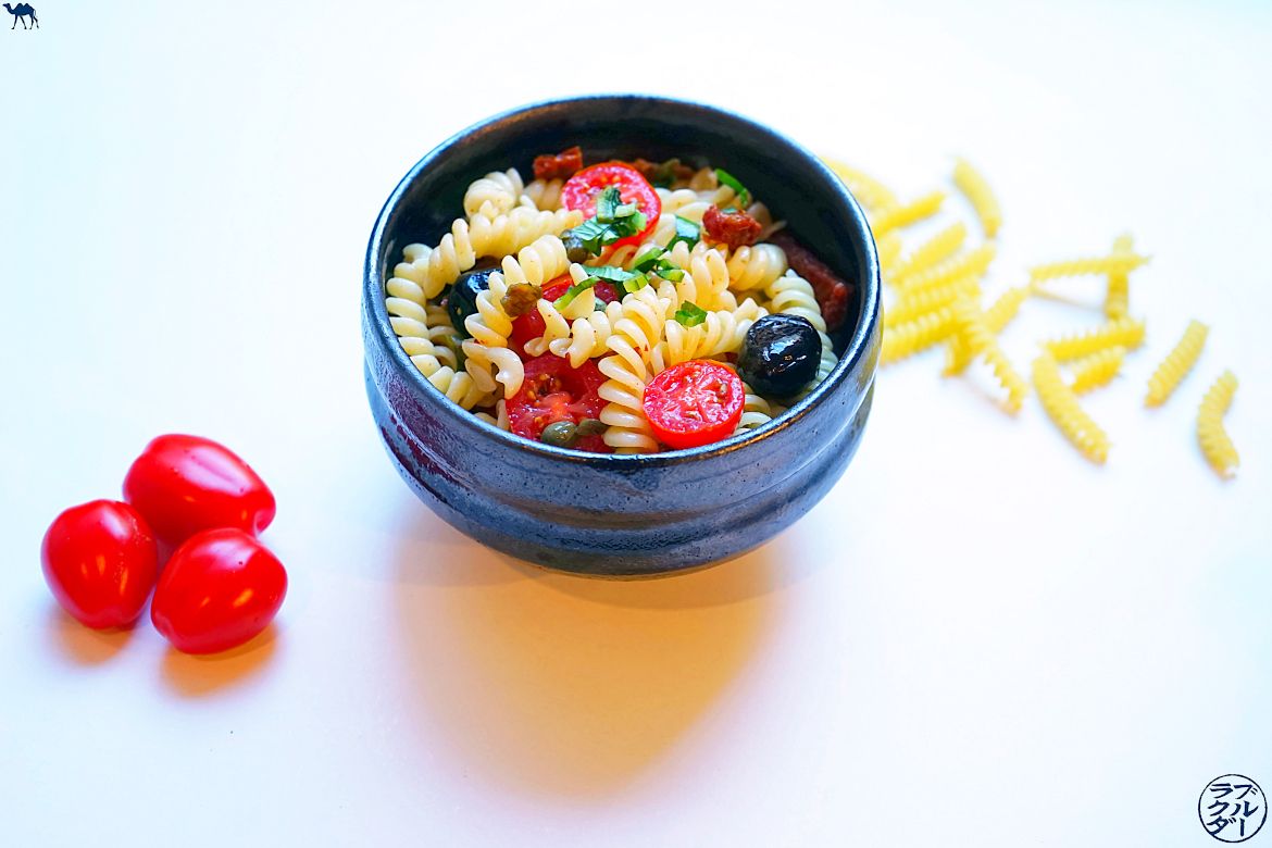 Le Chameau Bleu - Blog Cuisine asiatique - Recette de Salade de pâte - Tomate - Câpre - Olive - Ngo Gai