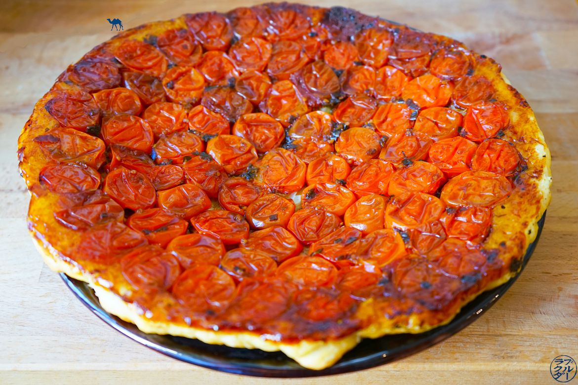 Le Chameau Bleu - Blog Cuisine et Voyage - Recette de tarte tatin salée à la tomate cerise