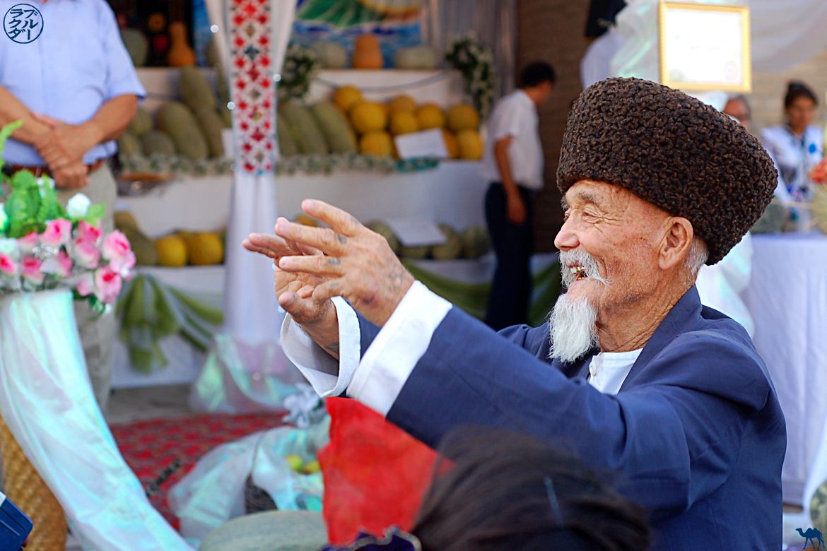 Le Chameau Bleu - Blog Voyage Ouzbékistan - Vieux à la fête du melon à Khiva